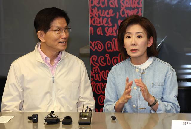 대선 출마를 선언한 김문수 전 고용노동부 장관과 국민의힘 나경원 의원이 12일 서울 동작구 중앙대학교 내 패스트푸드 음식점에서 청년 간담회를 열고 취업·주거 문제 등과 관련한대화를 하고 있다. 연합뉴스