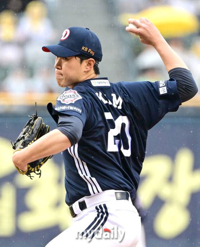 2025년 4월 12일 오후 서울 잠실구장에서 진행된 '2025 신한 SOL뱅크 KBO 리그' 두산 베어스와 LG 트윈스의 경기. 두산 선발투수 김유성이 역투하고 있다./마이데일리