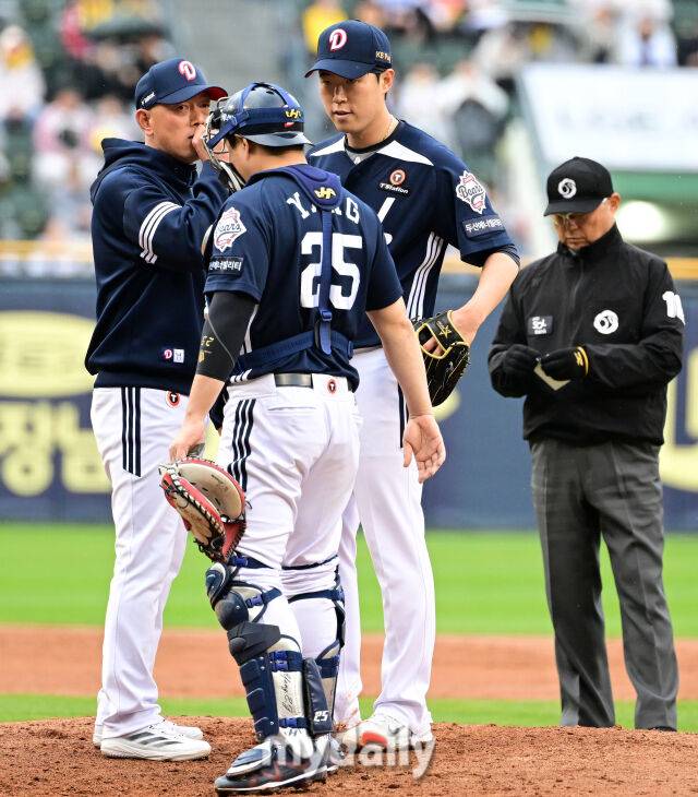2025년 4월 12일 오후 서울 잠실구장에서 진행된 '2025 신한 SOL뱅크 KBO 리그' 두산 베어스와 LG 트윈스의 경기. 두산 선발투수 김유성이 4회말 2사 1.3루서 LG 박동원과의 대결을 앞두고 투수코치의 조언을 듣고 있다./마이데일리