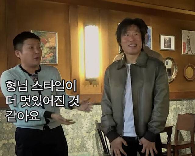 유해진이 동안 외모를 뽐내고 있다. / 유튜브 '핑계고' 캡처
