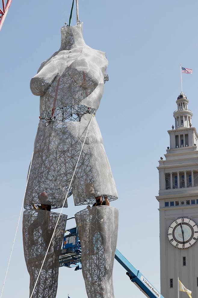 미국 캘리포니아에 설치된 벌거벗은 조각상 [AP]