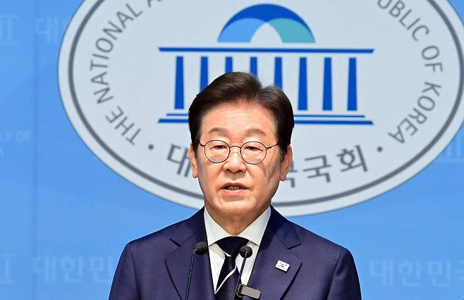 제21대 대통령선거 출마를 선언한 이재명 전 더불어민주당 대표. 사진은 지난 11일 오전 서울 여의도 국회 소통관에서 집권 청사진 등을 소개하는 비전발표를 하는 모습. 이상섭 기자.