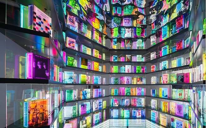 강애란 The Towering of Intelligence, 2016, wood, plastic, mirror, LED, 277 x 370 x 323 cm  *재판매 및 DB 금지