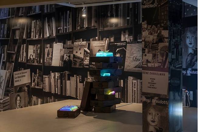 Knowledge in Idle Box, 1999, inkjet print on transparency film, resin casting, EL backlight, silk wrapping cloth, 255 x 325 cm  *재판매 및 DB 금지