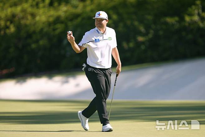 [오거스타=AP/뉴시스] 임성재가 13일(현지 시간) 미 조지아주 오거스타 내셔널 골프클럽에서 열린 제89회 마스터스 토너먼트 최종 라운드 13번 홀에서 이글을 기록한 후 인사하고 있다. 임성재는 최종 합계 7언더파 281타 공동 5위로 대회를 마쳤다. 2025.04.14.