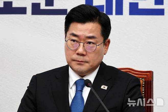 [서울=뉴시스] 조성우 기자 = 박찬대 더불어민주당 당대표 직무대행 겸 원내대표가 14일 오전 서울 여의도 국회에서 열린 최고위원회의에서 최고위원 발언을 듣고 있다. 2025.04.14. xconfind@newsis.com