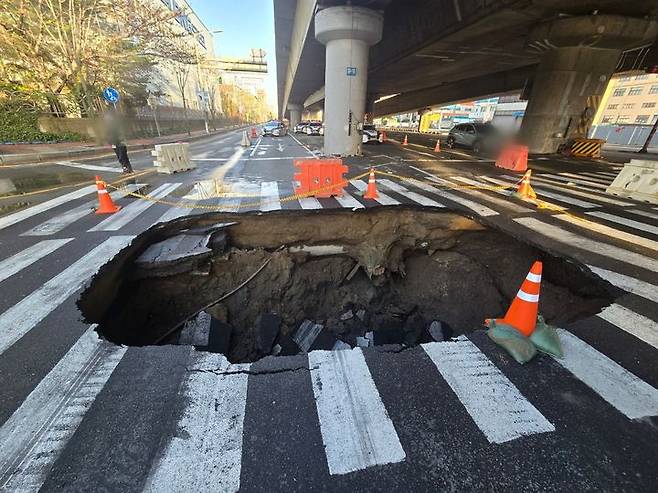 [부산=뉴시스] 권태완 기자 = 13일 오전 부산 사상구 학장동의 한 횡단보도에서 가로 5m·세로 3m·깊이 4.5m 크기의 땅꺼짐이 발생했다. (사진=부산경찰청 제공) 2025.04.13. photo@newsis.com *재판매 및 DB 금지