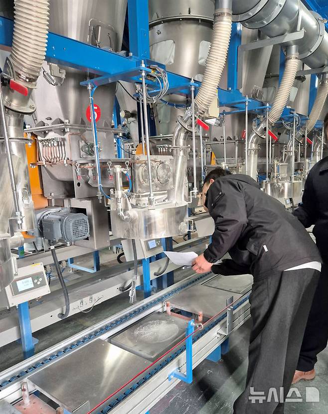 [광주=뉴시스] 광주시 환경오염물질 배출 사업장 점검. (사진=광주시청 제공).  photo@newsis.com *재판매 및 DB 금지