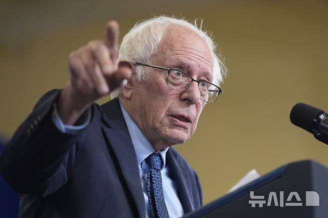 [콩코드=AP/뉴시스] 미국 전역에서 도널드 트럼프 미국 대통령의 일방적 정책 추진에 반발하는 시위가 확산되는 가운데, 대표적 진보 정치인인 83세의 버니 샌더스 연방상원의원(무소속·버몬트주)이 구심점으로 떠오르고 있다. 사진은 미국 진보 정치의 상징인 버니 샌더스(버몬트·무소속) 상원의원. 2024.12.11.