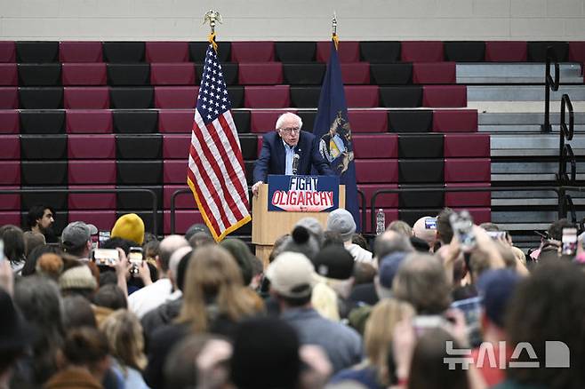 [워런(미 미시간주)=AP/뉴시스]미국 전역에서 도널드 트럼프 미국 대통령의 일방적 정책 추진에 반발하는 시위가 확산되는 가운데, 대표적 진보 정치인인 83세의 버니 샌더스 연방상원의원(무소속·버몬트주)의 구심점으로 떠오르고 있다. 사진은 샌더스 의원이 지난달 8일(현지시각) 미시간주 워런의 링컨 고등학교에서 '과두정치와의 싸움 : 여기서부터 어디로 갈 것인가'라는 행사에서 연설하는 모습. 2025.03.10.
