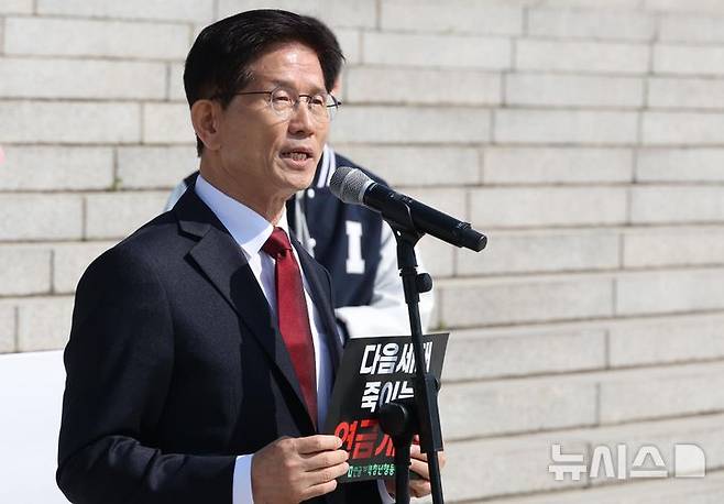 [서울=뉴시스] 조성봉 기자= 김문수 전 고용노동부 장관의 대선 경선캠프가 명예선거대책위원장 자리에 소설가 이문열을 인선했다고 14일 밝혔다. 사진은 대선출마를 선언한 김 전 장관이 지난 11일 오전 서울 여의도 국회 본청 계단에서 열린 연금개혁청년행동의 연금개악 규탄 집회에서 발언을 하고 있는 모습. 2025.04.11. suncho21@newsis.com