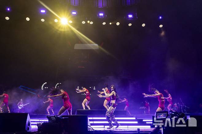 [인디오=AP/뉴시스] 블랙핑크의 제니(가운데)가 13일(현지 시간) 미 캘리포니아 인디오의 엠파이어 폴로 클럽에서 열린 '코첼라 밸리 뮤직 앤드 아츠 페스티벌'(코첼라)에 출연해 공연을 펼치고 있다. 2025.04.14.