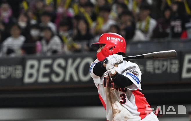 [광주=뉴시스] 김혜인 기자 = 지난달 25일 오후 광주 북구 기아챔피언스필드에서 열린 2025 프로야구 KIA타이거즈와 키움 히어로즈의 경기, KIA김선빈이 6회말 1사 만루에서 2점 적시타를 때리고 있다. 2025.03.25. hyein0342@newsis.com