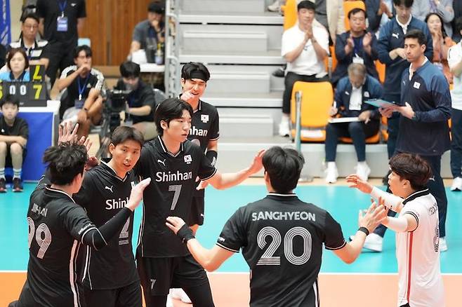 [서울=뉴시스] 한국 남자배구 대표팀이 16일 충북 제천체육관에서 열린 2024 코리아컵 제천 국제남자배구대회에서 호주를 세트 스코어 3-0으로 이겼다. (사진=대한배구협회 제공) 2024.07.16. *재판매 및 DB 금지