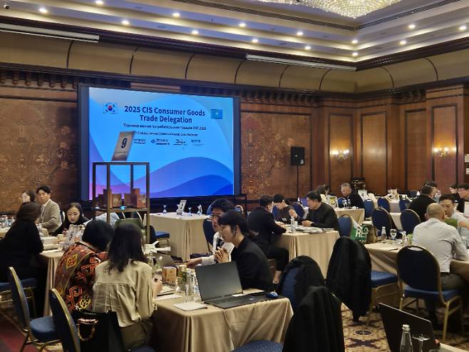 광주시가 최근 카자흐스탄 알마티에서 광주 중소기업 10곳이 참석한 가운데 수출상담회를 열고 있다. 광주시 제공