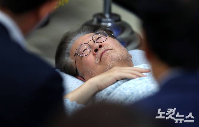 2023년 9월 14일 단식 15일 차인 더불어민주당 이재명 대표가 서울 여의도 국회 당대표실에서 누운 채로 단식 중단을 요청하는 동료의원들의 이야기를 듣고 있다. 윤창원 기자