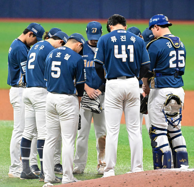 [OSEN=고척, 민경훈 기자] 5일 오후 서울 고척스카이돔에서 2025 신한 SOL Bank KBO리그 키움 히어로즈와 NC 다이노스의 경기가 열렸다. 이 경기에서 NC는 키움에 7-5로 승리했다. 박민우가 4타수 2안타 2득점, 김주원이 4타수 1안타 1홈런 2타점, 손아섭이 5타수 2안타 2타점, 박건우가 4타수 2안타 2타점을 기록했다. 경기를 마치고 NC 선수들이 마운드 근처에 모여서 세리머니 대신 묵념을 하고 있다. 2025.04.05 / rumi@osen.co.kr