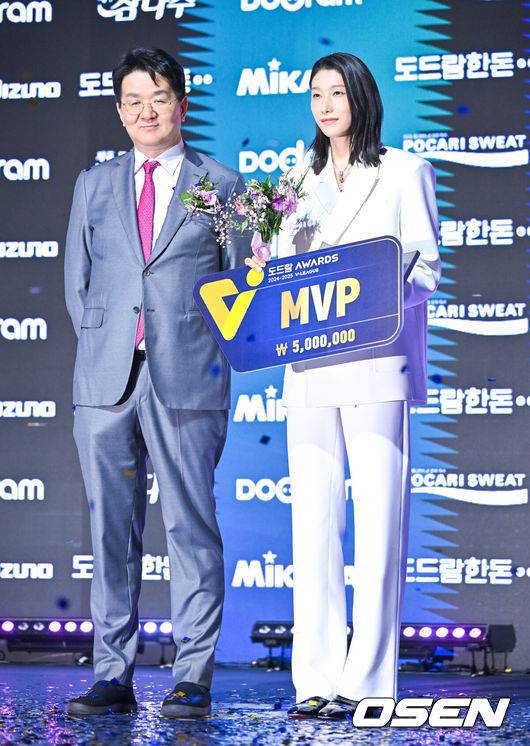 [OSEN=박준형 기자]  14일 오후 서울 서대문구 스위스그랜드호텔에서 2024-2025 V리그 시상식이 진행됐다.여자부는 마지막을 화려하게 장식한 김연경이 정규리그 MVP를, 남자부는 트레블을 이끈 토종 에이스 허수봉이 MVP를 차지했다. 여자부 MVP로 선정된 흥국생명 김연경이 수상하고 있다.   2025.04.14 / soul1014@osen.co.kr