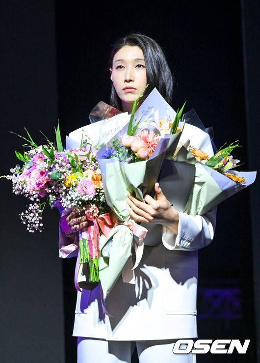 [OSEN=박준형 기자]  14일 오후 서울 서대문구 스위스그랜드호텔에서 2024-2025 V리그 시상식이 진행됐다.여자부는 마지막을 화려하게 장식한 김연경이 정규리그 MVP를, 남자부는 트레블을 이끈 토종 에이스 허수봉이 MVP를 차지했다. 여자부 MVP로 선정된 흥국생명 김연경이 수상하고 있다.   2025.04.14 / soul1014@osen.co.kr