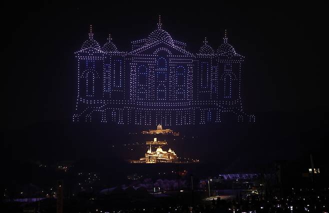 지난 11일 경기 가평군에서 열린 효정천원 전야축제에서 천원궁을 표현한 드론쇼가 펼쳐지고 있다. 가평=허정호 선임기자