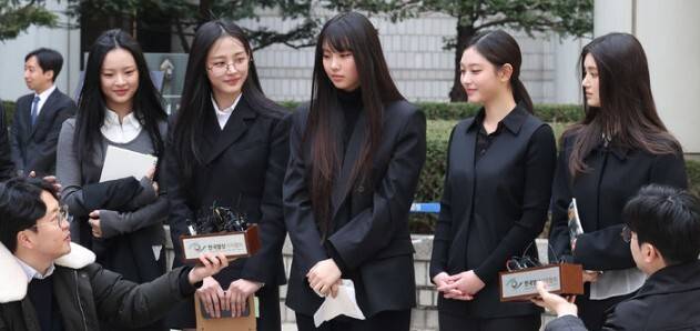 3월 7일 오후 서울 서초구 서울중앙지방법원에 출석한 뉴진스. 뉴시스