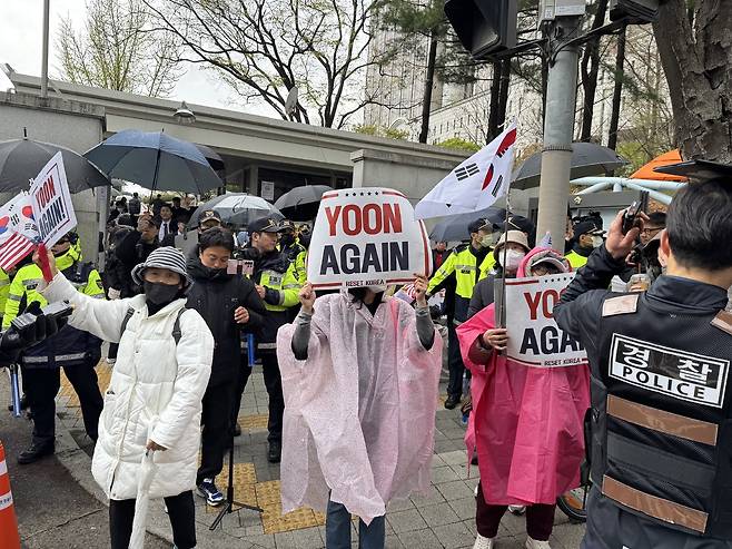 윤석열 전 대통령 내란 첫 재판이 있는 14일 오전 지지자들과 유튜버가 법원청사 앞에서 시위를 하고 있다. 이종민 기자