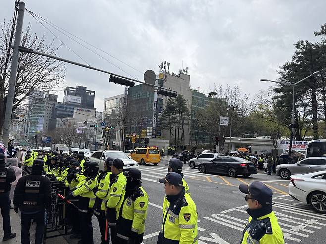 법원청사 동쪽 출입문 부근에서 윤 전 대통령 지지자와 규탄 집회가 도로를 사이에 두고 열린 모습. 이종민 기자