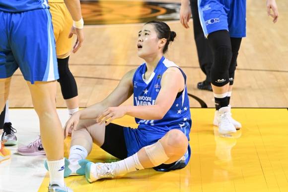 아산 우리은행 이명관이 지난달 6일 청주체육관에서 열린 2024~25 여자프로농구 플레이오프 3차전 청주 KB와의 원정 경기에서 심판 판정에 항의하고 있다. WKBL 제공