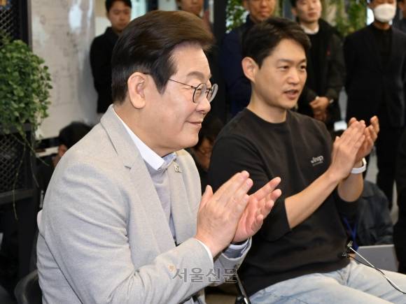 이재명 더불어민주당 대선 예비후보가 14일 서울 강남구 퓨리오사AI에서 백준호 퓨리오사 AI 대표의 모두발언을 들은 후 박수치고 있다. 2025.4.14 국회사진기자단