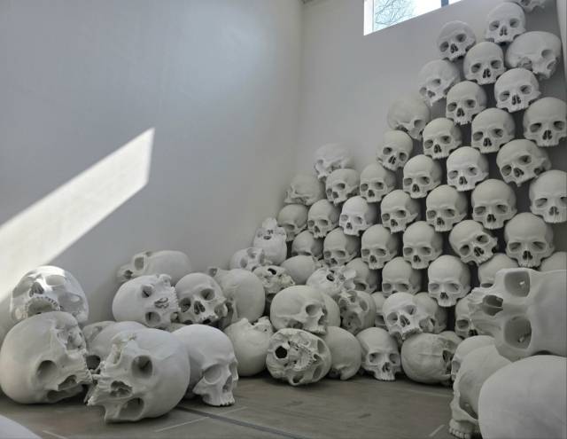 국립현대미술관 서울의 5, 6전시실에서 열리는 '론 뮤익' 전에서 만날 수 있는 '매스(2016~2017)'의 설치 전경. 이번 전시의 하이라이트인 매스는 설치 공간의 건축적 특징에 따라 형태와 분위기가 모두 달라지기에 한국만의 새로움을 경험할 수 있다는 게 작가의 설명이다. 김경미기자