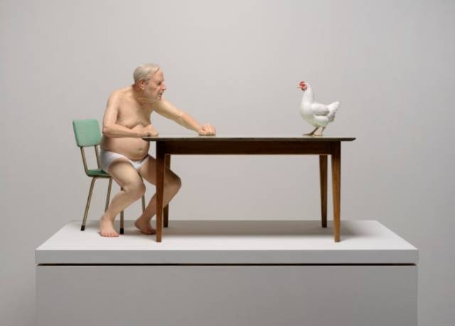중년의 남성과 닭이 팽팽한 기싸움을 하고 있는 조각 ‘치킨/맨(2019)'은 11일부터 국립현대미술관 서울관에서 열리는 ‘론 뮤익’전에서 만날 수 있는 작가의 대표작 중 가장 최신작이다. /사진 제공=국립현대미술관