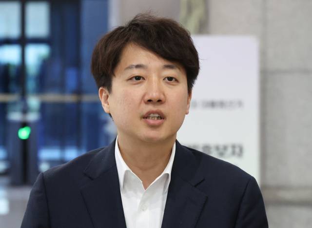 개혁신당 대선 후보인 이준석 의원이 8일 경기도 과천 중앙선거관리위원회에 제21대 대통령선거 예비후보 후보 등록을 마치고 취재진의 질의에 답하고 있다. 과천 = 연합뉴스