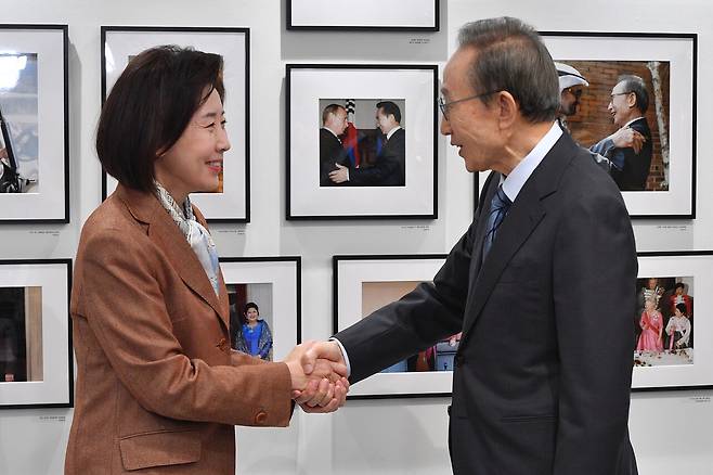 대선 출마를 선언한 국민의힘 나경원 의원이 4월14일 서울 서초구 이명박 재단에서 이명박 전 대통령을 예방, 악수를 하고 있다. ⓒ연합뉴스