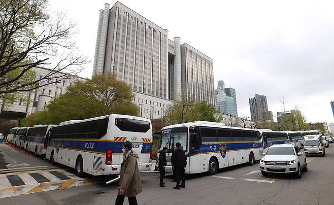 윤석열의 내란 혐의 첫 형사재판이 4월14일 서울 서초구 서울중앙지방법원 서관 419호 대법정에서 열렸다. ⓒ연합뉴스