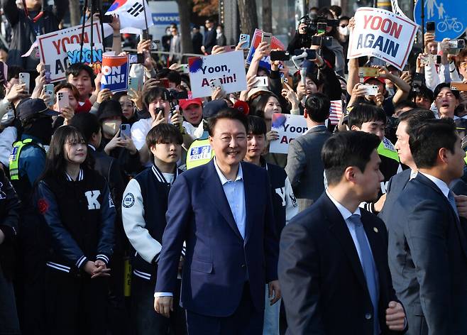 윤석열 전 대통령이 4월11일 서울 용산구 한남동 관저에서 나와 지지자들과 인사를 나눈 뒤 이동하고 있다. ⓒ 연합뉴스