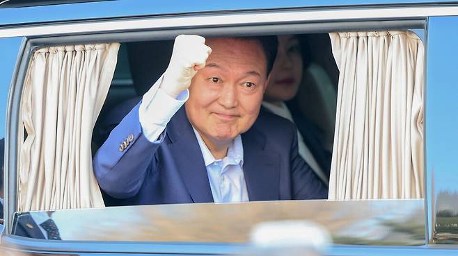 윤석열 전 대통령이 4월11일 서울 용산구 한남동 관저에서 나와 서초동 사저로 향하며 지지자들을 향해 인사하고 있다. ⓒ 연합뉴스