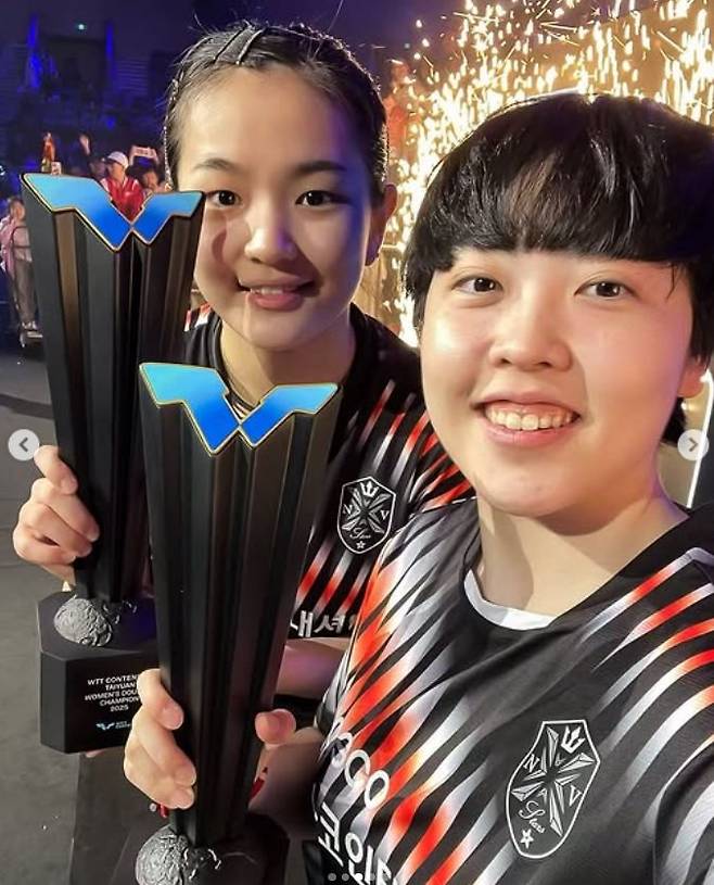김나영(왼쪽)-유한나가 13일 중국 타이위안 빈허스포츠센터에서 열린 WTT 컨텐더 타이위안 2025 여자복식 결승전에서 승리해 금메달을 차지한 뒤 기념촬영하고 있다. 사진출처|WTT 공식 SNS
