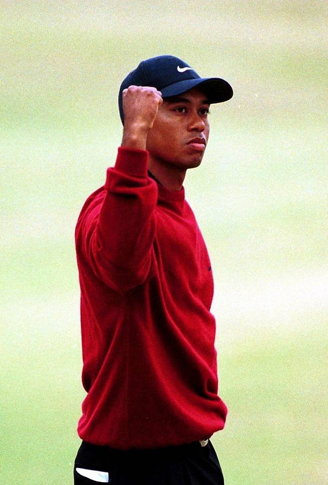 타이거 우즈가 로리 매킬로이에게 그랜드슬램 클럽에 가입한 것을 환영하고 축하하는 메시지를 소셜미디어에 올렸다.  우즈가 2000년 7월 디오픈 우승으로 커리어 그랜드슬램을 달성한뒤 주먹을 불끈 쥐며 카리스마를 뿜어내고 있다. ｜게티이미지