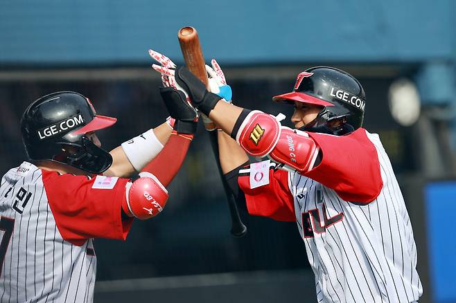 LG 송찬의가 지난달 23일 서울 잠실야구장에서 열린 프로야구 롯데전에서 6회말 1사 솔로 홈런을 친 뒤 다음 타석을 준비하는 박해민과 기뻐하고 있다. 연합뉴스