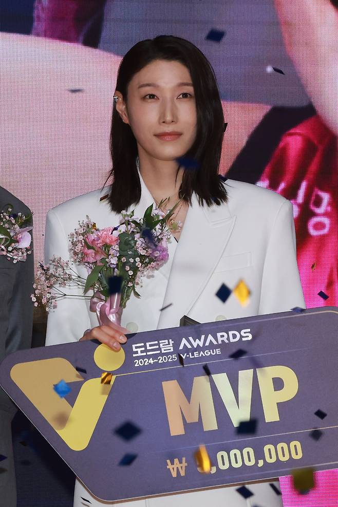 14일 서울 서대문구 스위스그랜드호텔에서 열린 프로배구 도드람 2024~2025 V리그 시상식에서 여자부 정규리그 MVP를 수상한 김연경이 기념 촬영하고 있다. 연합뉴스
