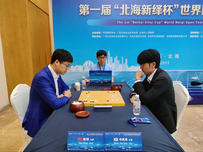 신진서 9단(오른쪽)과 대국하는 탄샤오 9단.   한국기원 제공