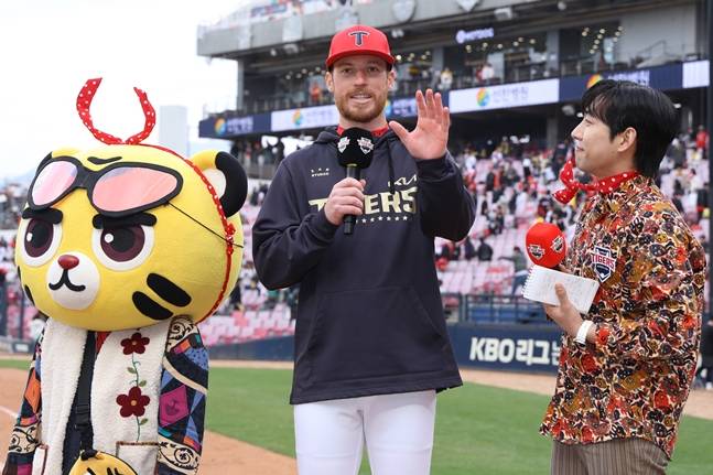 수훈선수 인터뷰를 진행하고 있는 올러. /사진=KIA 타이거즈