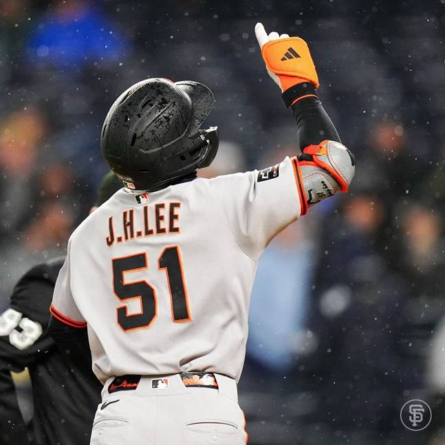 이정후가 12일(한국시간) 뉴욕 양키스전에서 1회초 3점 홈런을 터트린 후 세리머니를 하고 있다. /사진=샌프란시스코 자이언츠 공식 SNS