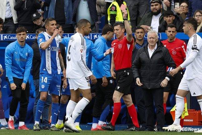 킬리안 음바페(가운데)가 레드카드를 받고 경기장을 떠나고 있다. /AFPBBNews=뉴스1