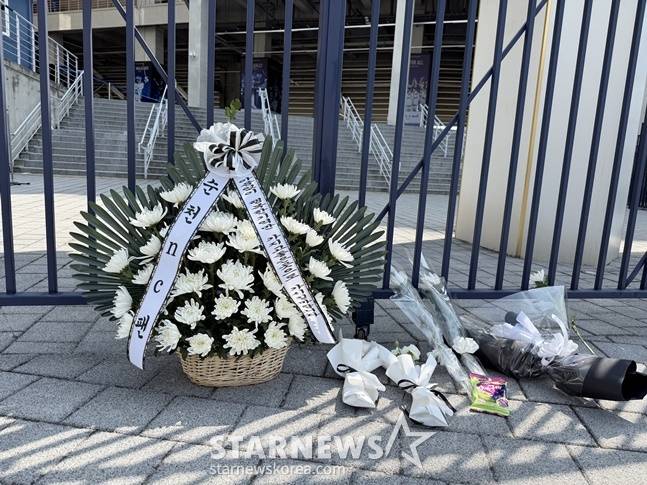 창원NC파크에 희생자를 추모하는 꽃이 놓여 있다. /사진=양정웅 기자