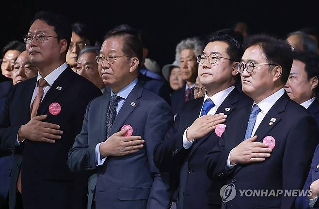 임시정부 수립 기념식 참석한 정치인들 (서울=연합뉴스) 홍해인 기자 = 11일 서울 서대문구 국립대한민국임시정부기념관에서 열린 대한민국임시정부 수립 106주년 기념식에 국회 및 정당 대표자들이 참석해 국기에 경례하고 있다. 
    오른쪽부터 우원식 국회의장, 더불어민주당 박찬대 당대표 직무대행 겸 원내대표, 국민의힘 권영세 비상대책위원장, 개혁
신당 천하람 원내대표 겸 당대표 권한대행. 2025.4.11 hihong@yna.co.kr