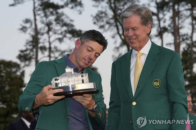 오거스타 내셔널의 프레드 리들리 회장에게서 트로피 받은 매킬로이 [AP=연합뉴스]