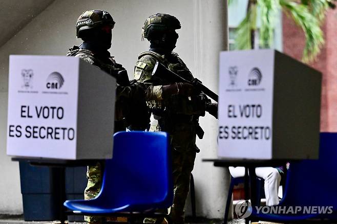 대선 투표함 지키는 에콰도르 장병 [과야킬 AFP=연합뉴스. 재판매 및 DB 금지]