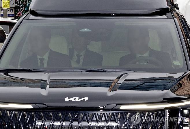 '첫 정식재판' 중앙지법 들어서는 윤석열 전 대통령 (서울=연합뉴스) 류영석 기자 = 내란 우두머리 혐의를 받는 윤석열 전 대통령이 14일 형사 첫 정식재판이 열리는 서울 서초구 서울중앙지방법원에 들어서고 있다. 2025.4.14 ondol@yna.co.kr