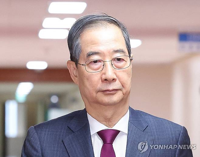 국무회의 입장하는 한덕수 권한대행 (서울=연합뉴스) 한상균 기자 = 한덕수 대통령 권한대행 국무총리가 14일 정부서울청사에서 국무회의에 입장하고 있다. 2025.4.14 [대통령실통신사진기자단] xyz@yna.co.kr